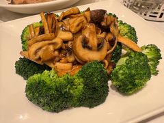 西兰花煎蘑菇-凯悦酒家