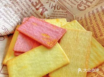网易严选爆款脆芝士饼干，饼干中揉入芝士粉，2mm的薄