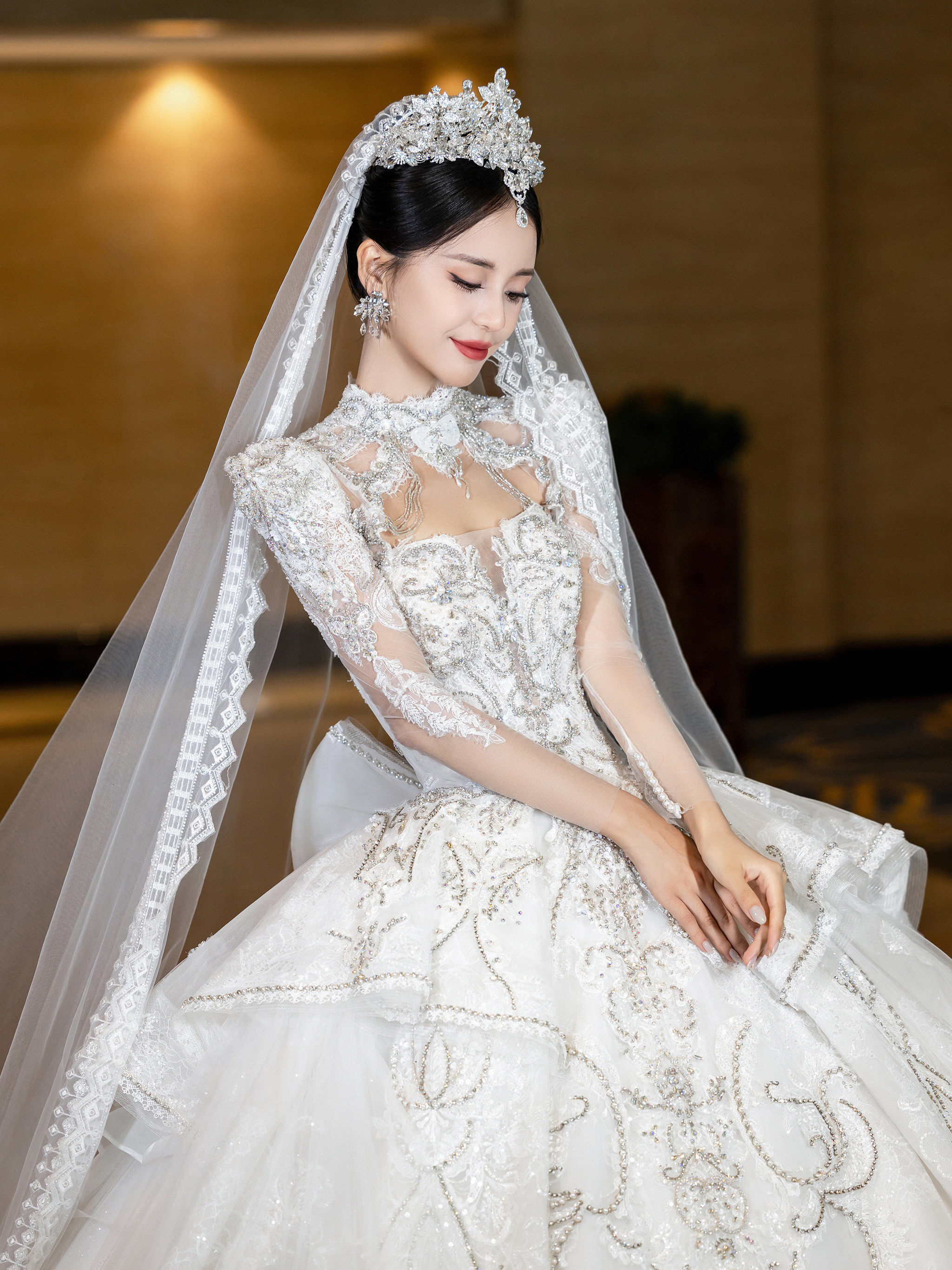 唯伊婚纱#主纱推荐
 全身华丽的设计
如女王般气场十足💫
