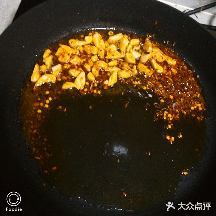 老干妈是灵魂，花生米是伴侣的拍黄瓜。
