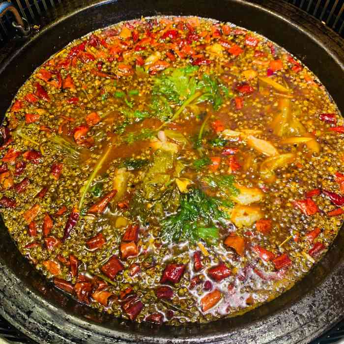 泰董油泼鱼火锅(许昌总店)-"[薄荷]环境:硕大的门头,一看就很有排面.