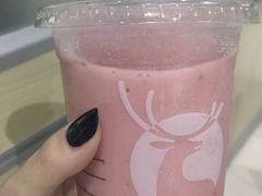 草莓优格瑞纳冰-瑞幸咖啡(东亚望京中心店)