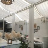 里面桌子上的花都是真花来的，看得出很用心