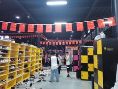 -嘿哟动霸CHUA·新潮玩运动娱乐中心·蹦床滑冰团建乐园
