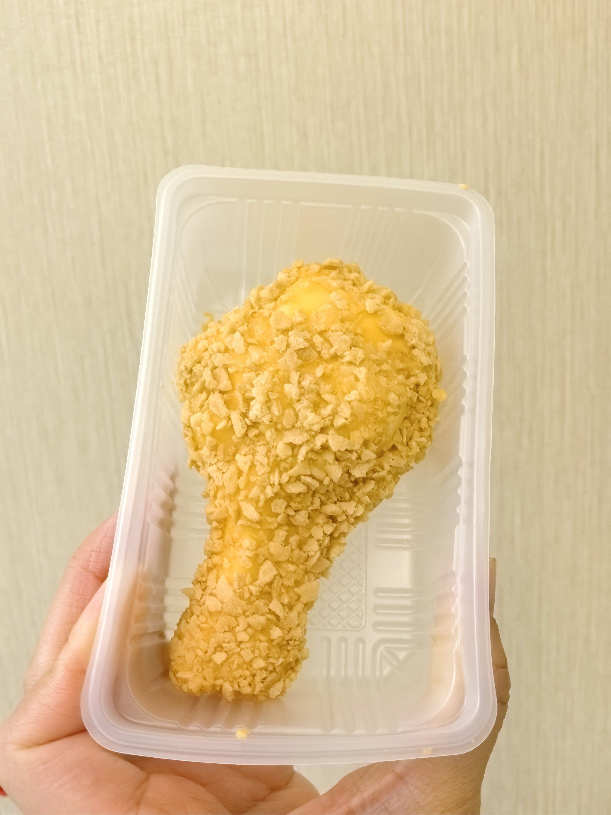 意外地好吃,表面的脆皮像是脆脆的饼干碎,里面全是香草口味的冰淇淋