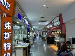 -三叶眼镜城批发市场(上海火车站店)