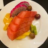 太适合约好友喝酒聊天了。「餐前面包」都是健康的全麦面包