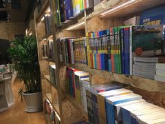 -新华里咖啡书吧(新华书店小寨店)