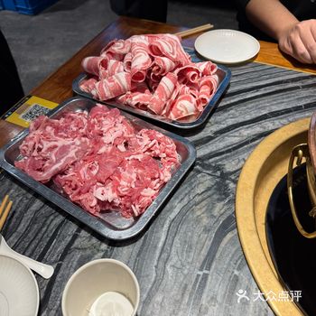 锅底一端上桌，香气就直钻鼻腔，浓郁醇厚，让人迫不及待