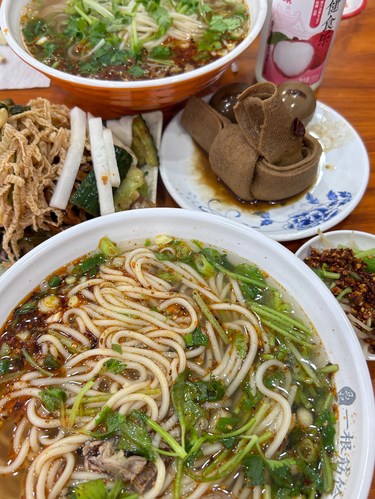 牛肉面热乎乎
