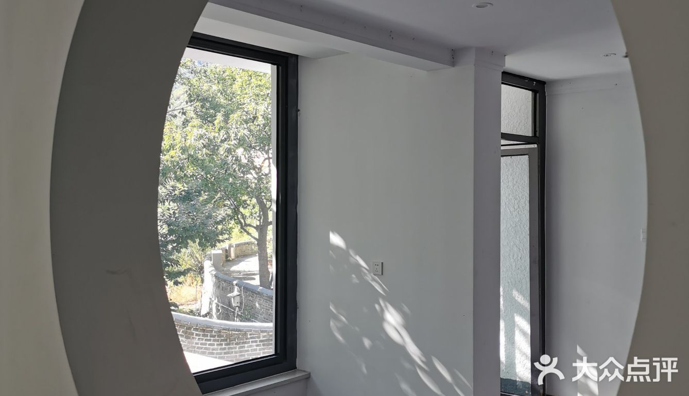 依山而建，满地马陆千足虫和栗子壳儿🌰