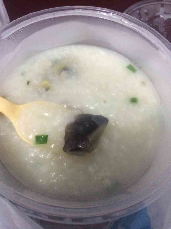 点的外卖皮蛋瘦肉粥分量大味道一般里面放的皮蛋好少西兰花这个没什么