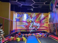 -爱蹦iBOON蹦床运动馆(江汉店)