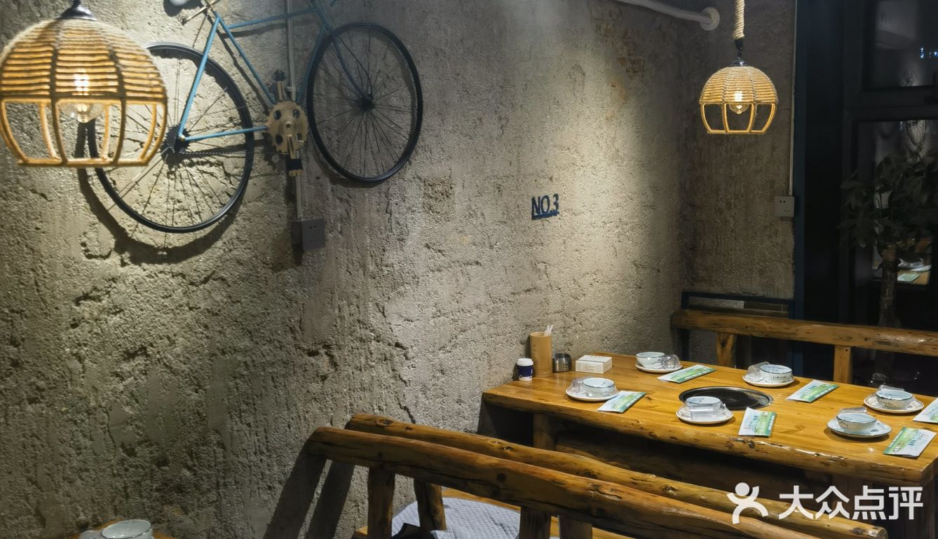 在东岭南街，临近刘老根大舞台的牛大骨！