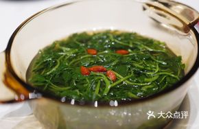 Chicken Broth with Goji Berries and Bean Sprouts