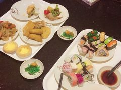 自助餐有：肉，寿司，蛋糕，水果，沙拉，甜筒，饮料，茶，包子，虾，生蚝，扇贝。-萧邦音乐会所KTV·蒸汽活海鲜自助(福田店)