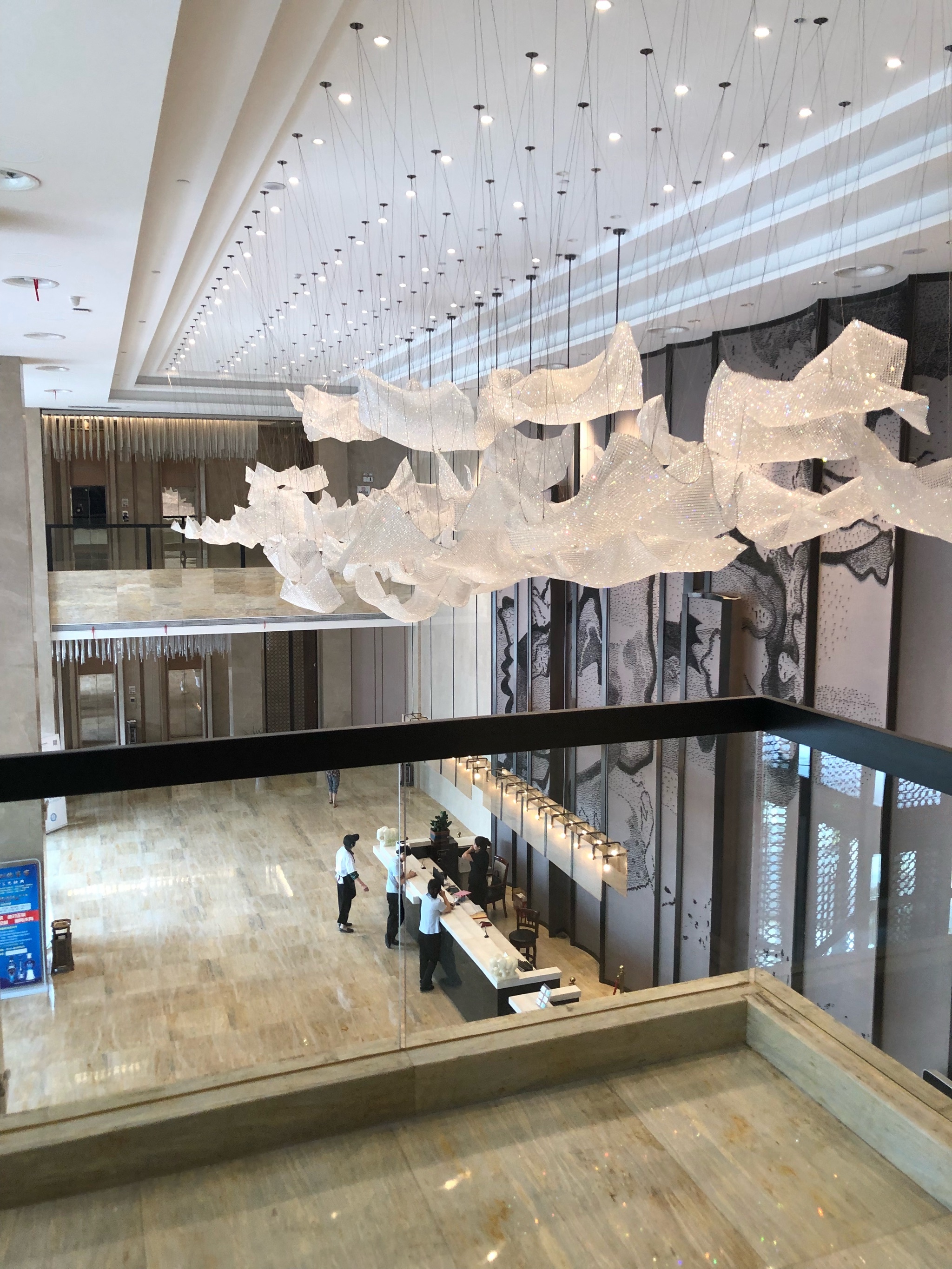 尚友丽都大酒店位于开放大道五星派出所