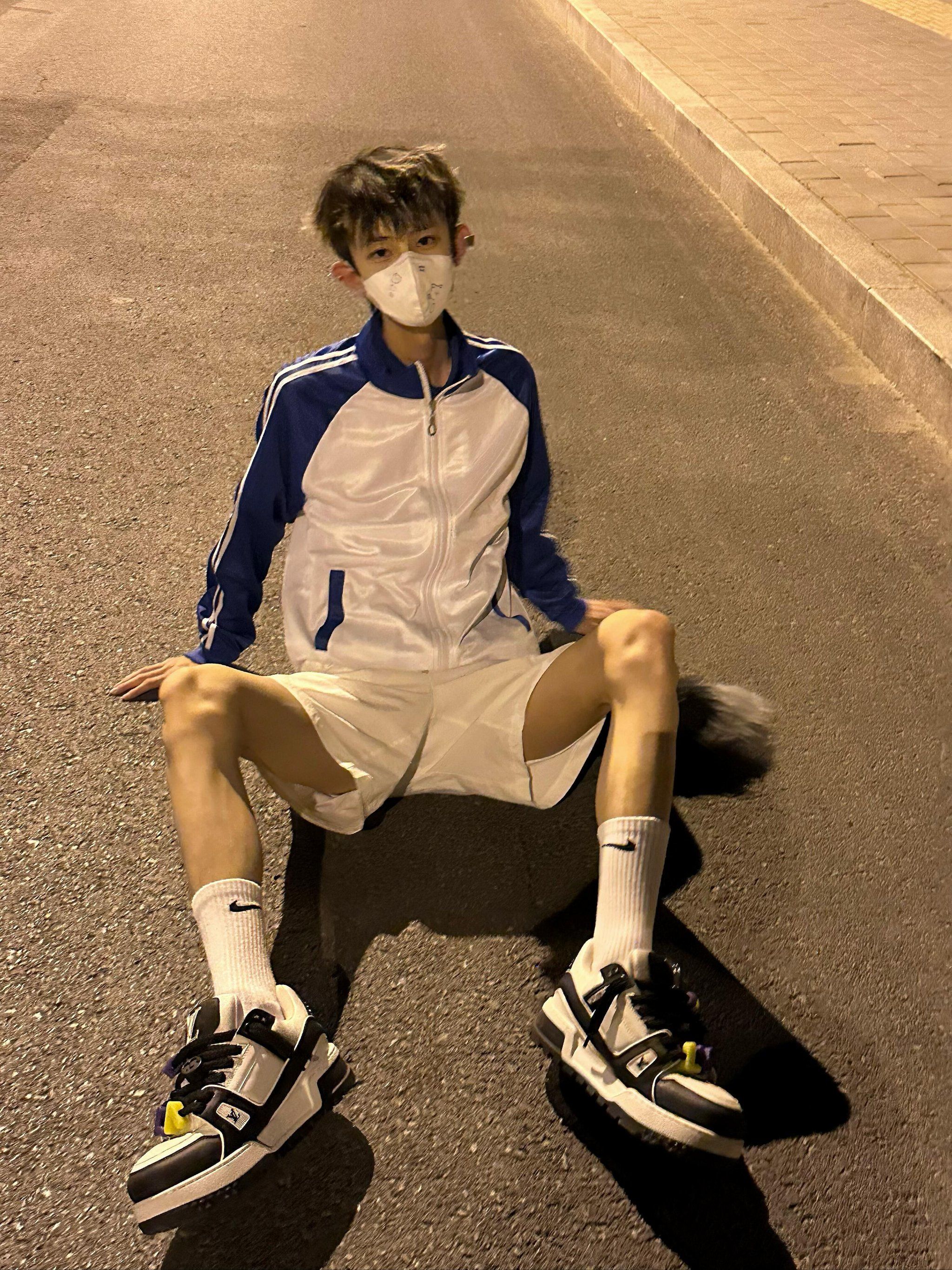 男孩月下运动装