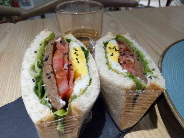 有沙拉,三明治,牛排,吃腻了大鱼大肉,经常约上三五好友一起去吃,摆盘