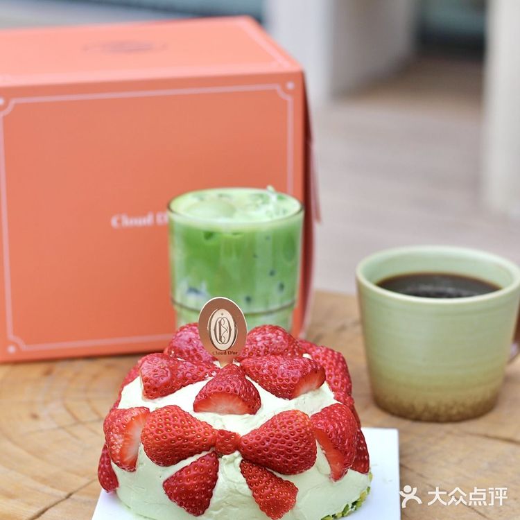 仿佛把一个精致的花园搭建在了蛋糕上面！