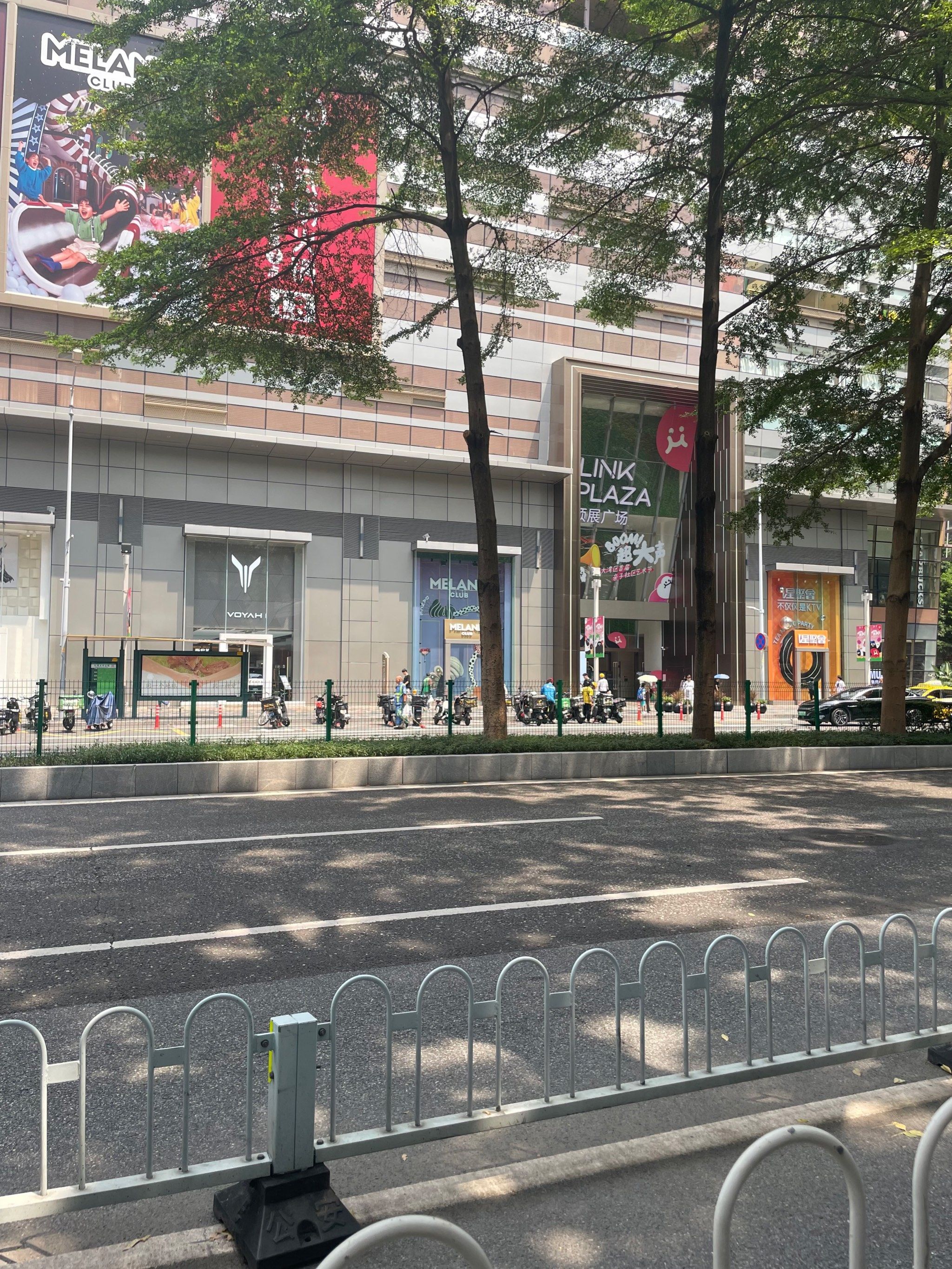 广州天河领展广场占地面积大,商铺才200多间,所以逛街的空间特别大