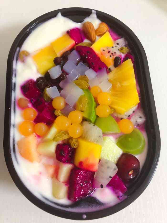 水果品种挺多的,我挺喜欢吃里面的杏仁跟果味爆珠,都吃不够,商家很