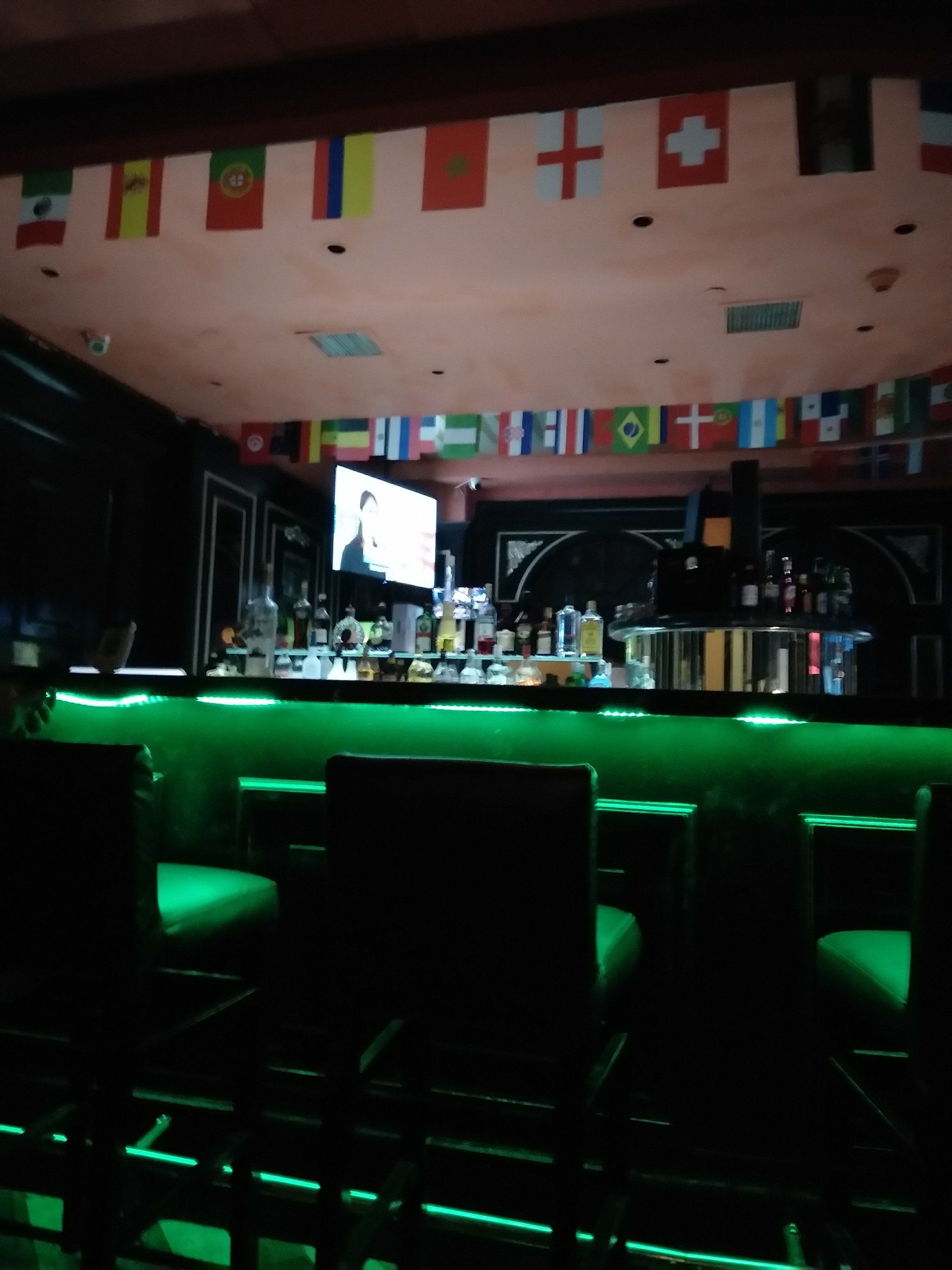 mbar酒吧餐厅天一广场店,夜幕下的璀璨明珠.