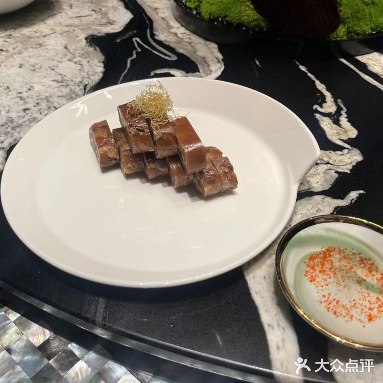 菜品属于淮扬菜系，服务员推荐了几道冬季时令菜