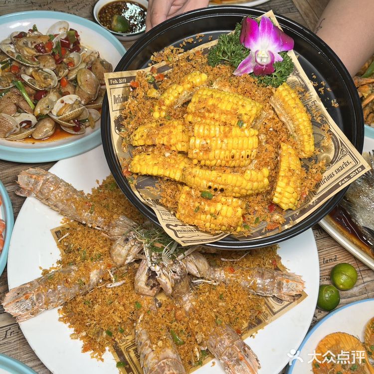 三亚好吃的海鲜大排档，果然都是藏在马路边