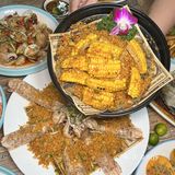 三亚好吃的海鲜大排档，果然都是藏在马路边