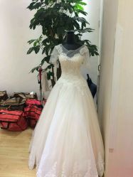 -觅白婚纱礼服馆