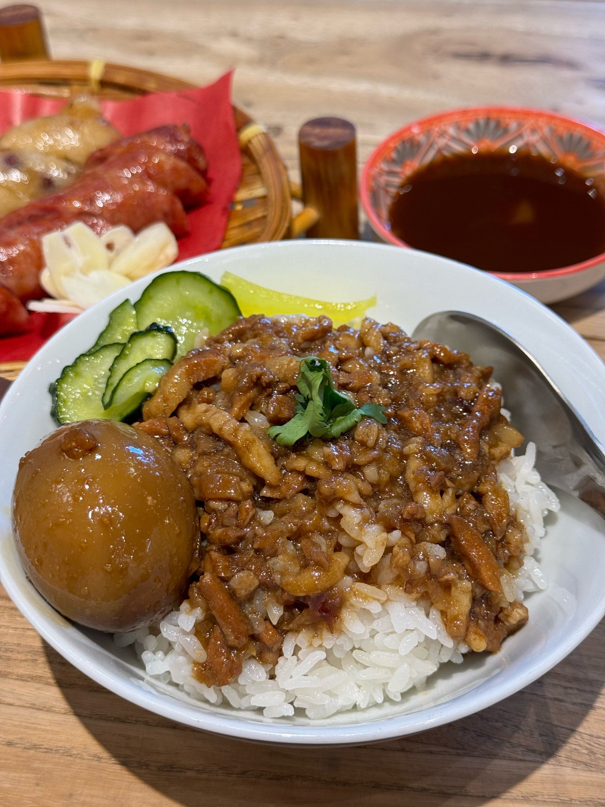 来一碗油亮饱满的卤肉饭 尽享台湾风味