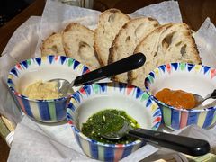 三种酱配酸面包-Mesa Madre梅萨妈妈·Bintana(国贸店)