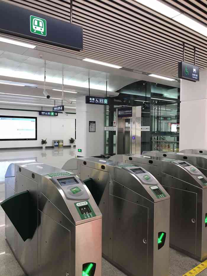 厚庭(地铁站)-"厚庭地铁站出口有一家鸡蛋汉堡摊,很好吃哟.