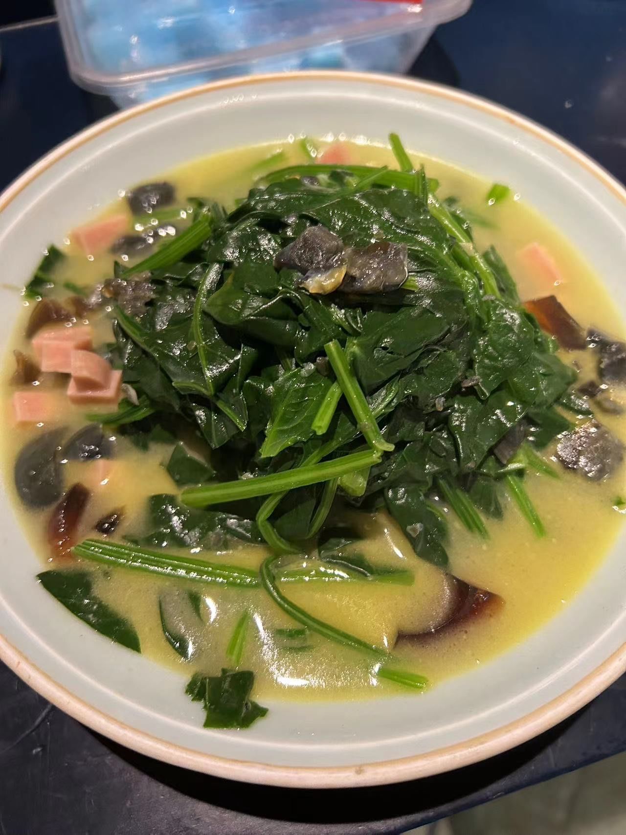 😃上汤菠菜,清新又美味!

绿油油的菠菜,浸在鲜美的上汤中