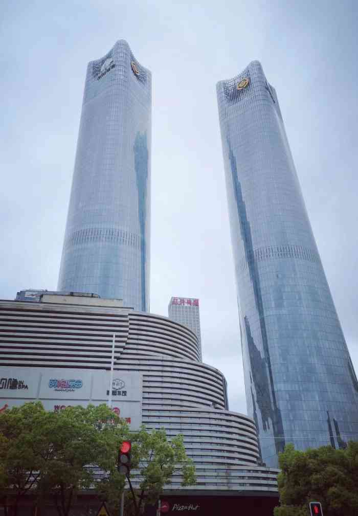 绿地缤纷城(南昌店)-"大冷天的周末,绿地中心商场一楼举办甜品美.