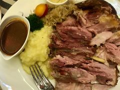 烤猪肘配酸菜土豆泥-兰特伯爵西餐厅·啤酒屋(方庄店)