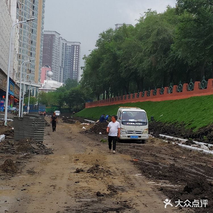 冒雨去探查鱼市搬迁进度