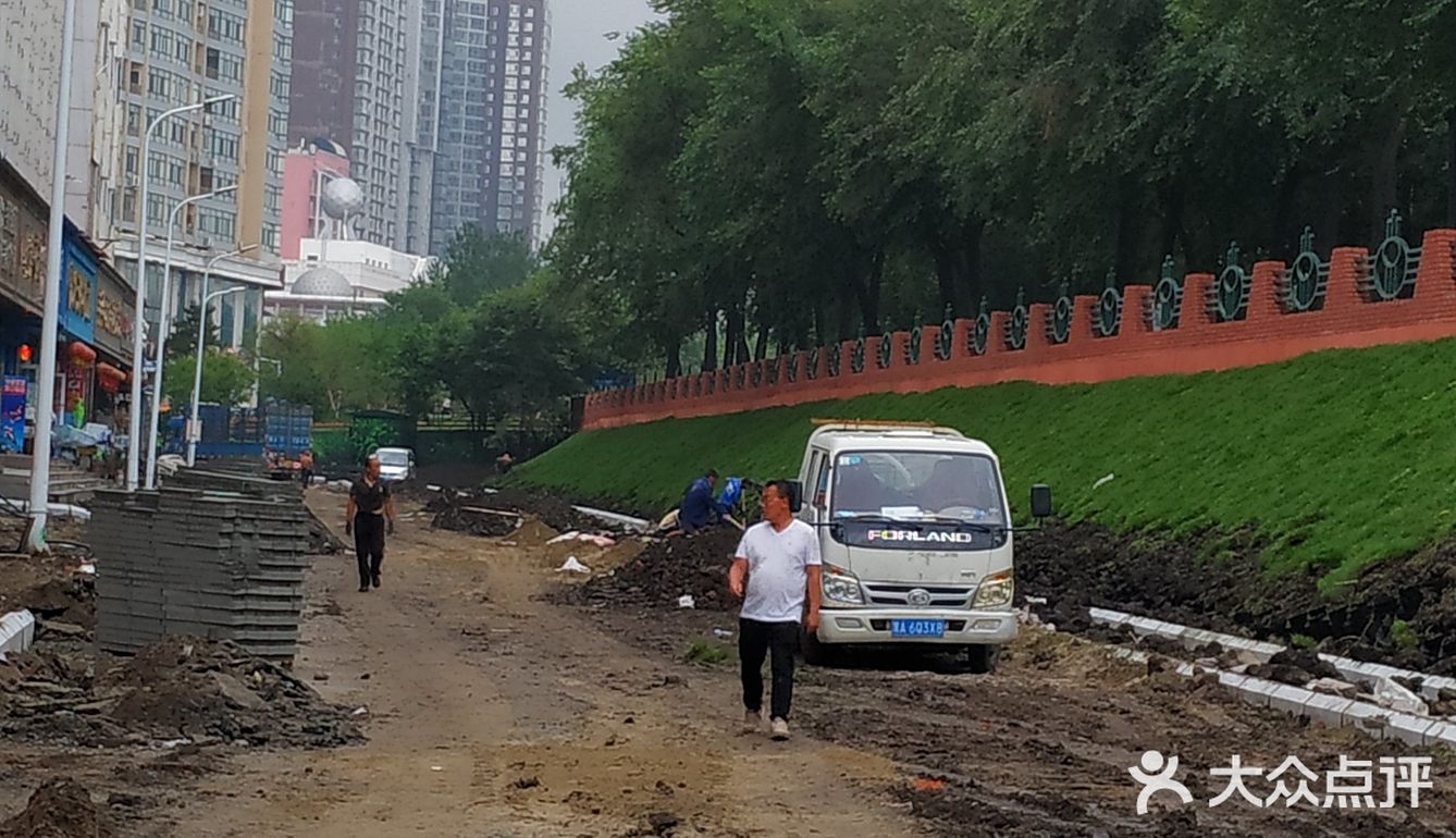 冒雨去探查鱼市搬迁进度