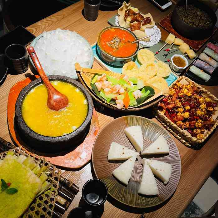 顾乡私房菜(金沙天街店"很喜欢这家的环境 新中式很高级 玻璃砖做.