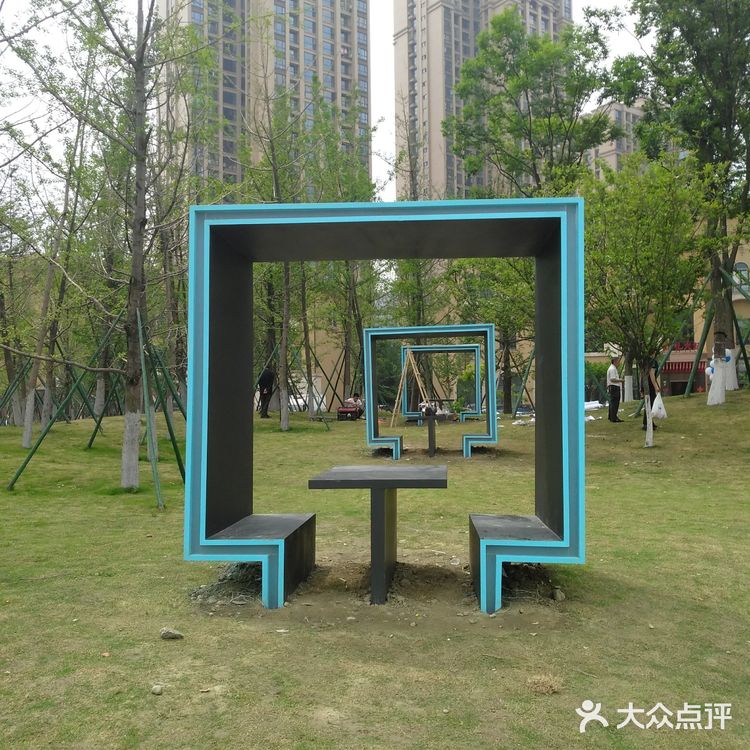 沿着三环的熊猫绿道骑行而来，并不远在华侨城对面