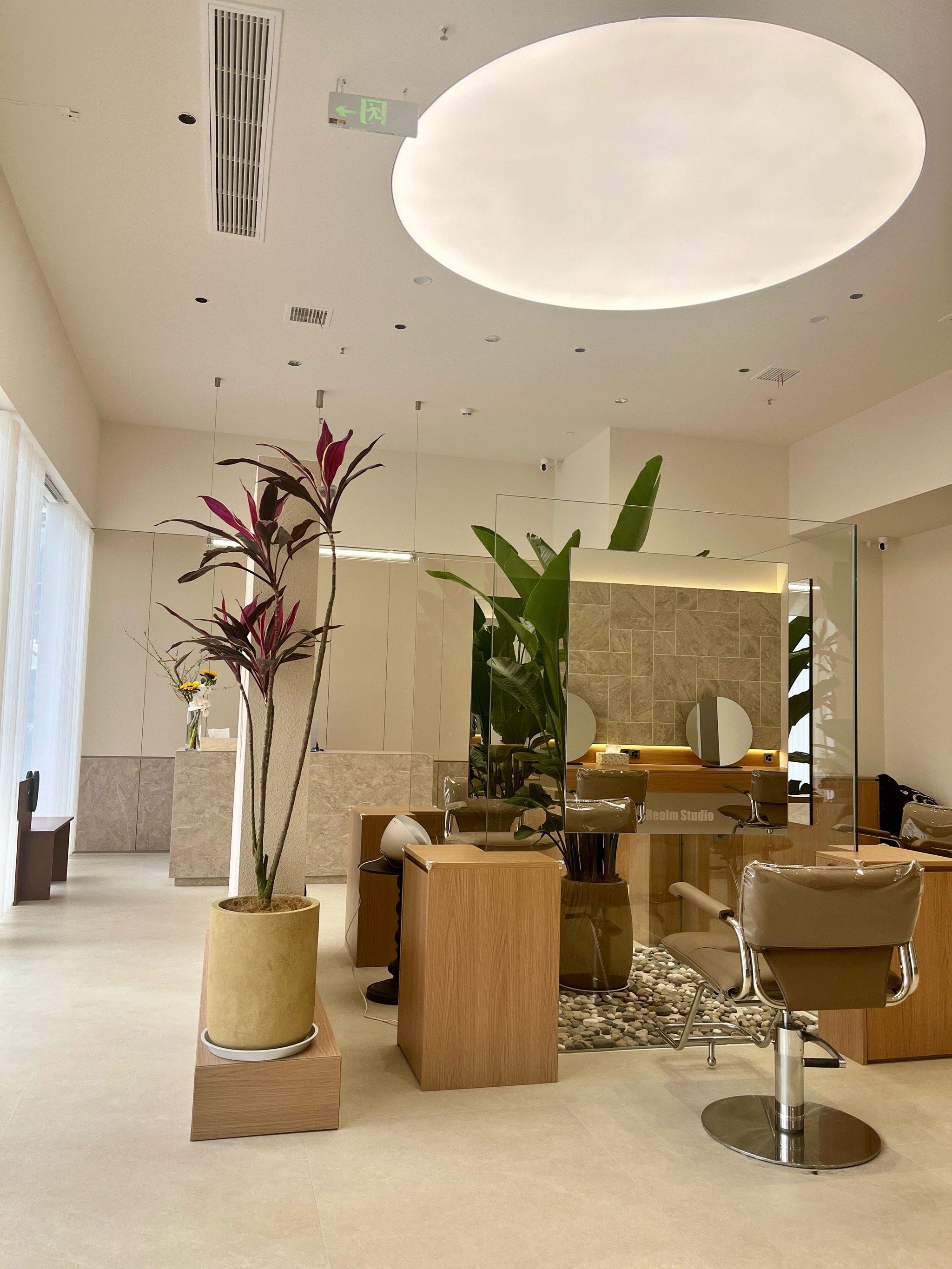 中午过来的时候人就不少了
洗头发洗得也很舒服
#美发沙龙#今天