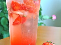 草梅西柚气泡水-1984魔法桌游(观音桥店)