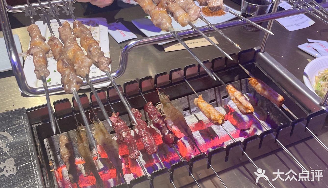 一打鲜嫩羊肉串🥩，烤起！