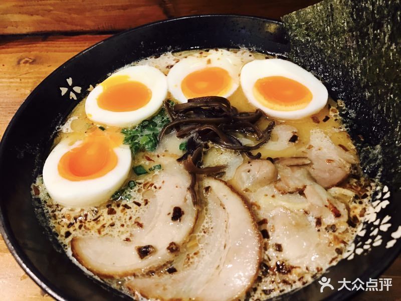 黑油豚骨叉烧拉面