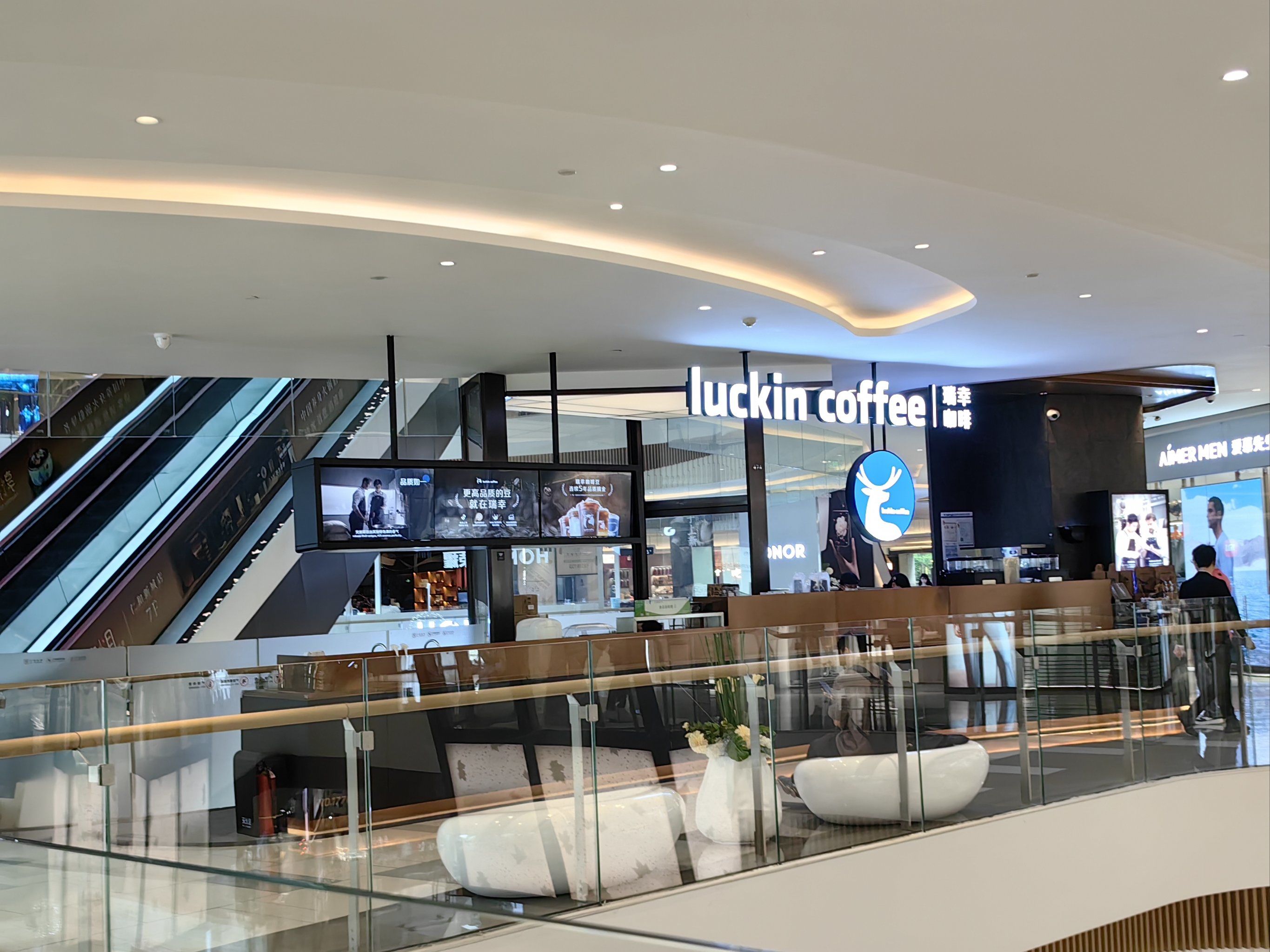 悠闲时刻,来杯luckin coffee