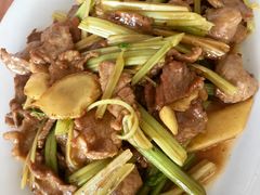 子姜炒牛肉-九和鸿禧饭店