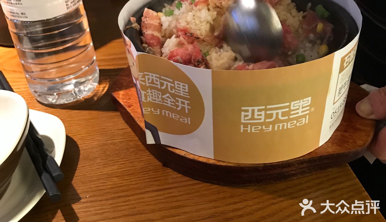 自助点菜，肥牛饭是现拌的，一个大铁盘