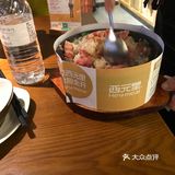 自助点菜，肥牛饭是现拌的，一个大铁盘