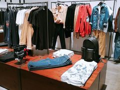 -URBAN REVIVO(高德置地广场·春广场店)